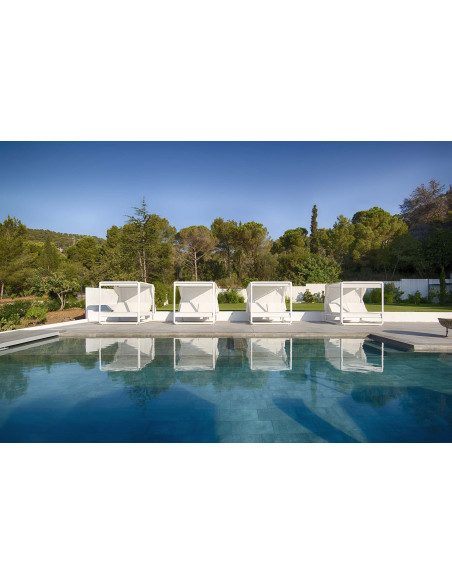 Bed Ibiza blanc avec rideaux dessus ,arrière, devant