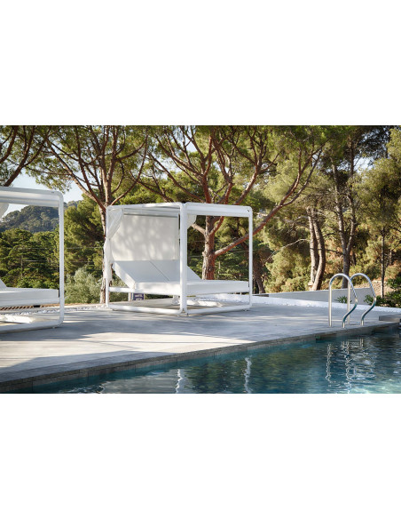 Bed Ibiza blanc avec rideaux dessus ,arrière, devant