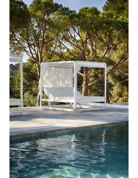 Bed Ibiza blanc avec rideaux dessus ,arrière, devant