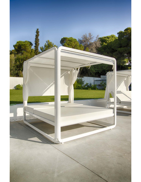 Bed Ibiza blanc avec rideaux dessus ,arrière, devant