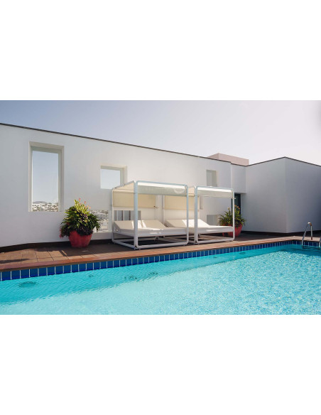 Bed Ibiza blanc avec rideaux dessus ,arrière, devant