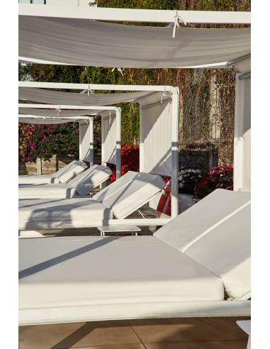 Bed Ibiza blanc avec rideaux dessus...