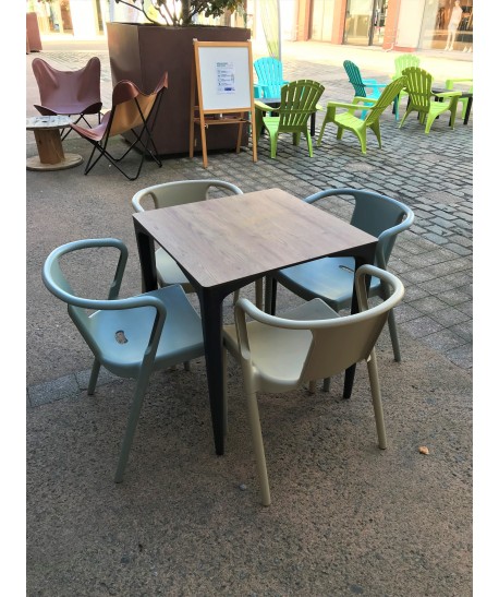 Table Javéa pied polypro anthracite et plateau 70x70cm imitation bois